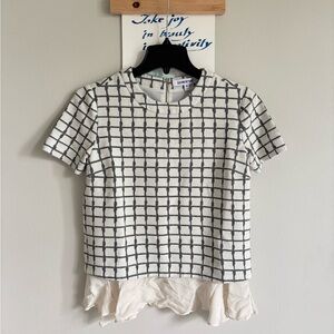 Elizabeth And James Women White and Gray Grid Pattern Top with Ruffle Hem EUC